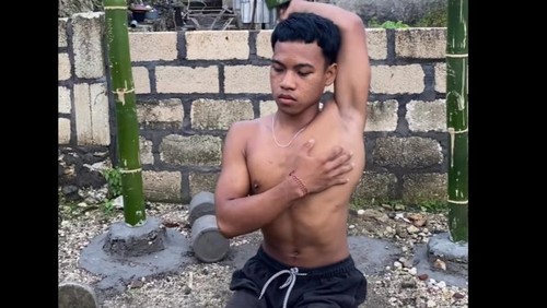 Wayan Marlon saat latihan triceps di rumahnya di Desa Bunga Mekar, Nusa Penida, Bali.