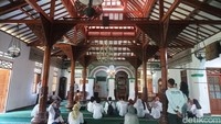 Masjid ini memiliki rupa klasik lewat berbagai unsur kebudayaan di dalamnya. Yakni unsur Betawi, Tionghoa, serta Hindu. (Weka Kanaka/detikcom)