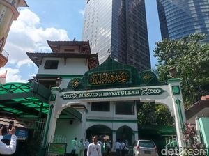 Indahnya Masjid Klasik di Tengah Gedung Pencakar Langit Ibu Kota