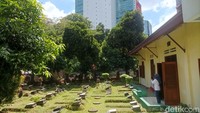 Selain itu di sini juga terdapat area makam, yang cukup luas, di sini juga disebut terdapat makam dari salah satu tokoh yang mewakafkan tanahnya untuk masjid. Dulu, sebagian makam di sini juga sempat jadi objek penggusuran ketika Kali Krukut diperlebar. (Weka Kanaka/detikcom)