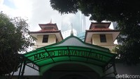 Contohnya dua menara kembar di belakang masjid ini disebut bertemakan Hindu. (Weka Kanaka/detikcom)