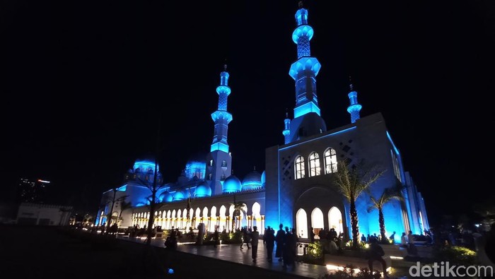 Masjid Raya Sheikh Zayed Solo, Jumat (21/4/2023) malam.