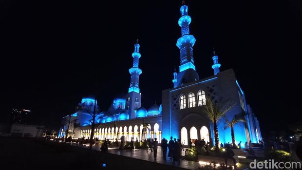 Masjid Raya Sheikh Zayed Solo, Jumat (21/4/2023) malam.