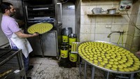 Perajin menunjukkan proses pembuatan kue kering khas Palestina tersebut. Salah satu tahapan dalam pembuatannya yaitu dioven.