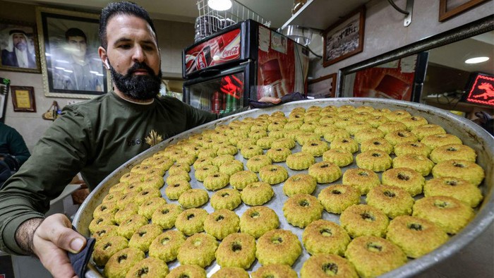 Melihat Pembuatan Kue Kering Khas Lebaran di Palestina A Palestinian baker lays out fresh