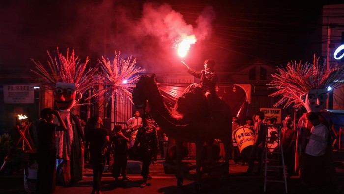 Meriah Takbiran di Berbagai Daerah Sambut Lebaran Sejumlah warga menyalakan flare saat takbiran di Cimanggis, Depok, Jawa Barat, Jumat (21/4/2023). Tradisi malam takbiran tersebut dilakukan dalam rangka menyambut Hari Raya Idul Fitri 1 Syawal 1444 H yang ditetapkan pada Sabtu 22 April 2023. ANTARA FOTO/Asprilla Dwi Adha/YU