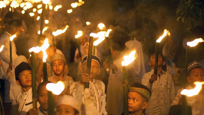 Sejumlah bocah mengikuti pawai obor dan takbir keliling di Molosifat U, Kota Gorontalo, Gorontalo, Jumat (21/4/2023). Pawai yang diikuti oleh ratusan warga tersebut dilakukan dalam rangka menyambut hari raya Idul Fitri 1444 hijriah. ANTARA FOTO/Adiwinata Solihin/YU