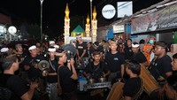 Sejumlah umat Hindu menampilkan kesenian Baleganjur saat rangkaian pawai takbir keliling menyambut Hari Raya Idul Fitri 1444 H di Kampung Islam Kepaon, Denpasar, Bali, Jumat (21/4/2023) malam. Takbiran Idul Fitri di kampung tersebut mengusung tema Perkuat Kerukunan Wujudkan Harmonisasi Antar Umat Beragama dengan diiringi kesenian gamelan khas Bali yakni Baleganjur. ANTARA FOTO/Nyoman Hendra Wibowo 