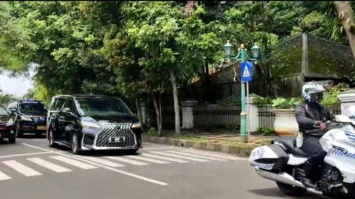 Mobil Puan Maharani terlihat masuk ke dalam Istana Batutulis, Bogor, Jabar, Jumat (21/4/2023).
