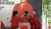 Ganjar berdiri di sebelah kiri Megawati, peci warna hitam sudah disiapkan. Peci hitam itu warna hitam, khas seperti yang kerap digunakan oleh Bung Karno. Peci di tangan Megawati kemudian dipakaikan kepada Ganjar. (Tangkapan layar YouTube PDIP)