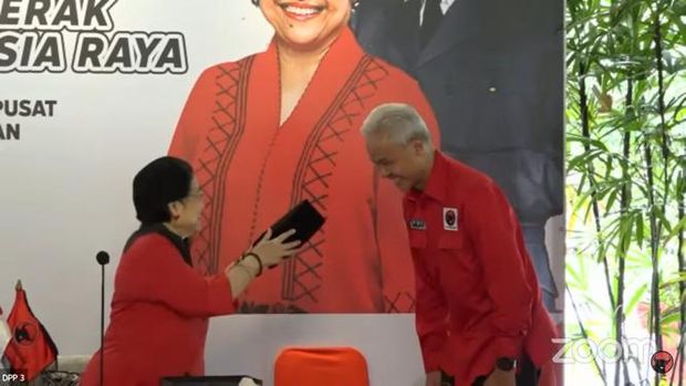 Megawati telah mengumumkan Ganjar Pranowo sebagai capres 2024 di Istana Batutulis. Megawati memakaikan peci hitam Bung Karno kepada Ganjar Pranowo.