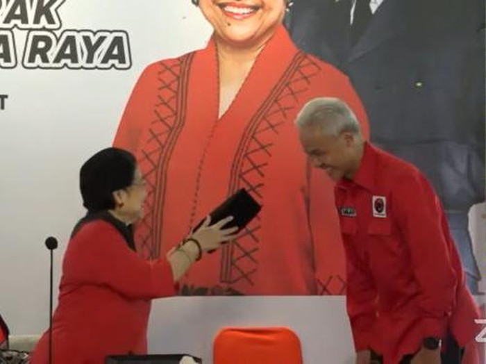 Megawati telah mengumumkan Ganjar Pranowo sebagai capres 2024 di Istana Batutulis. Megawati memakaikan peci hitam Bung Karno kepada Ganjar Pranowo.