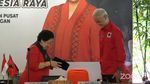 Momen Megawati Pakaikan Peci Hitam ke Ganjar Pranowo Capres PDIP