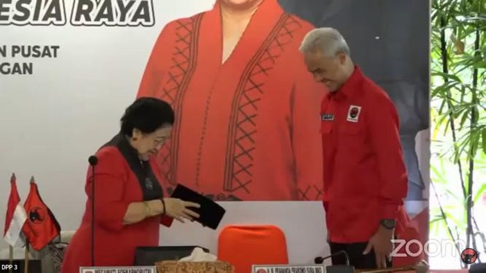 Megawati telah mengumumkan Ganjar Pranowo sebagai capres 2024 di Istana Batutulis. Megawati memakaikan peci hitam Bung Karno kepada Ganjar Pranowo.
