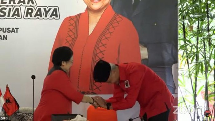 Megawati telah mengumumkan Ganjar Pranowo sebagai capres 2024 di Istana Batutulis. Megawati memakaikan peci hitam Bung Karno kepada Ganjar Pranowo.