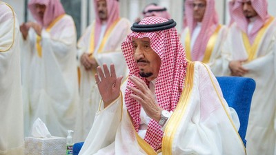 Momen Raja Salman Salat Idul Fitri di Istana Al-Salam