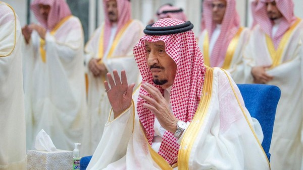 Momen Raja Salman Salat Idul Fitri di Istana Al-Salam