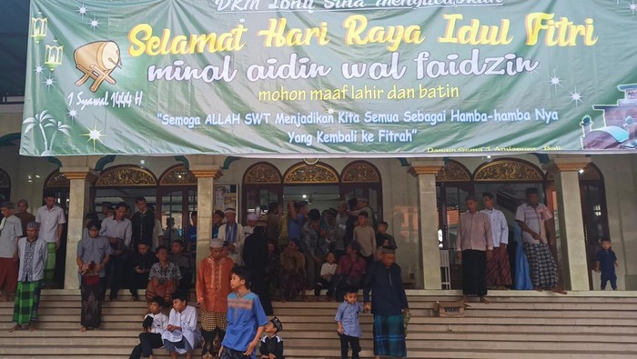 Ratusan umat muslim Muhammadiyah di Karangasem, Bali, menggelar salat Id di Masjid Ibnu Sina, Dangin Sema 1, Jumat (21/4/2023).