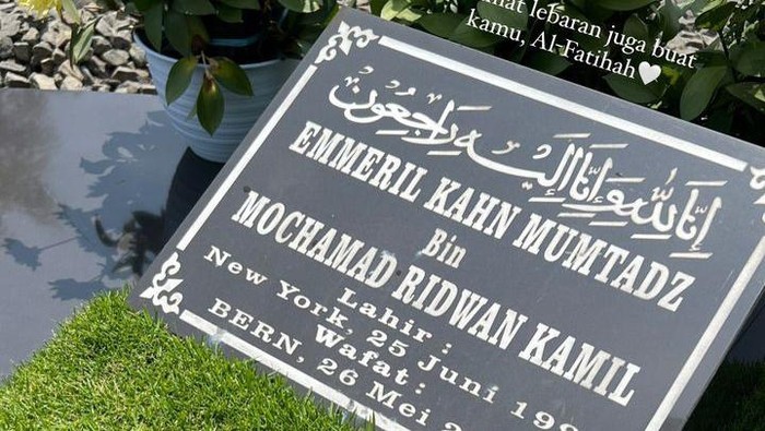 Nabila Ishma ziarah ke makam Eril di perayaan Lebaran 2023.