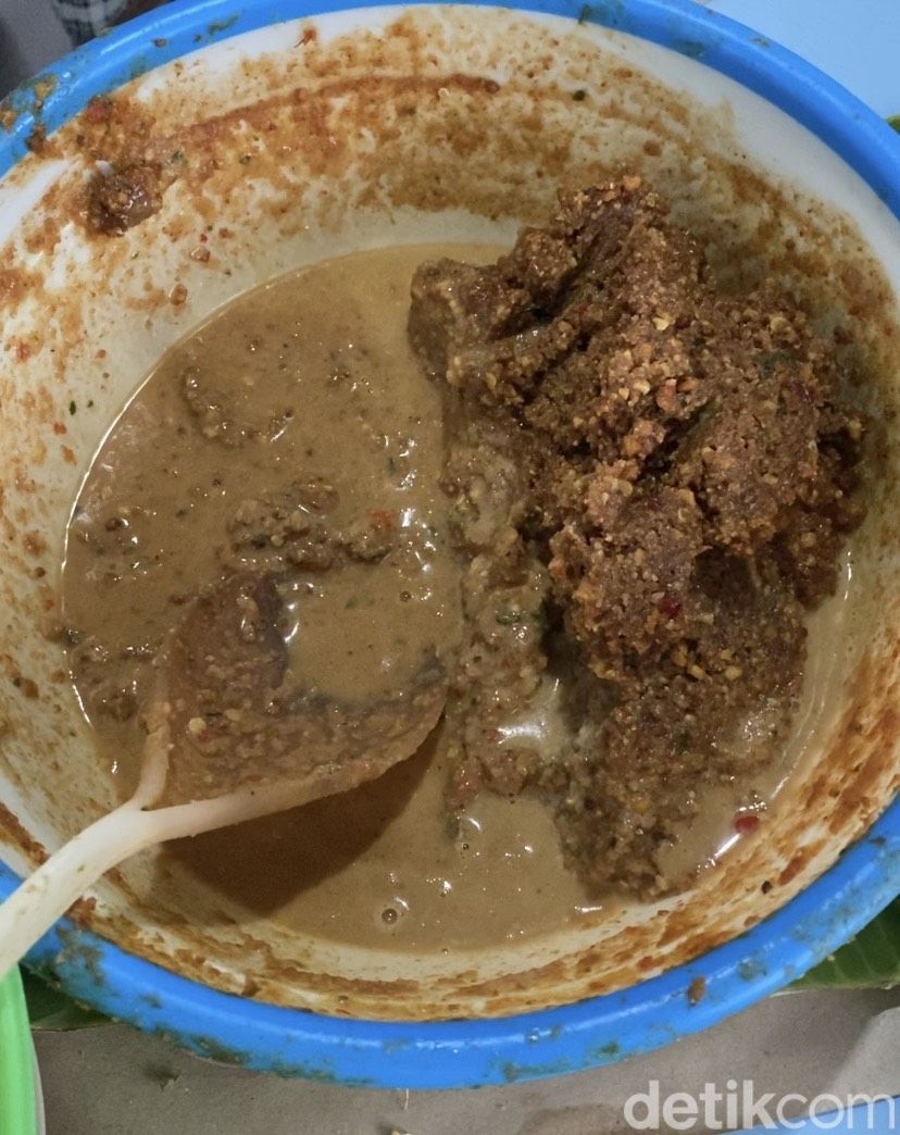 Nasi Pecel Mbok Bari paling terkenal di Blitar yang enak untuk sarapan