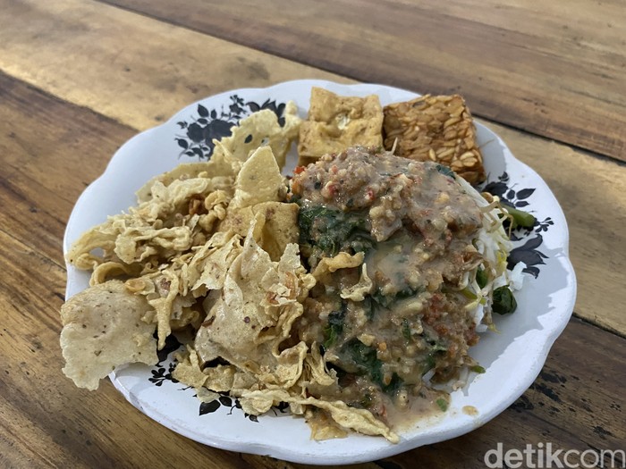 Nasi Pecel Mbok Bari paling terkenal di Blitar yang enak untuk sarapan
