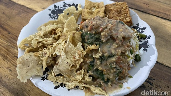 Nasi Pecel Mbok Bari paling terkenal di Blitar yang enak untuk sarapan