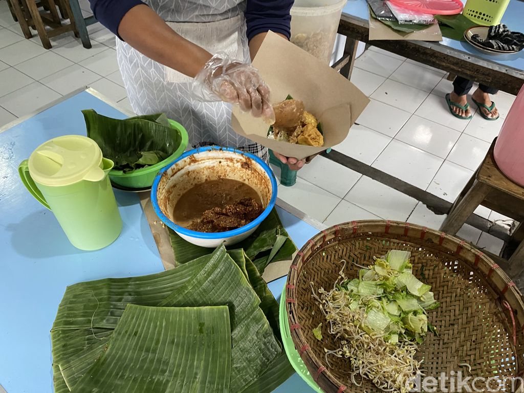 Nasi Pecel Mbok Bari paling terkenal di Blitar yang enak untuk sarapan