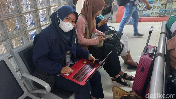 Nida, pegawai Kemenhub rela buka laptop menyelesaikan pekerjaannya sebelum mudik pakai kereta biar nggak kepikiran (Rumondang Naibaho/detikcom)