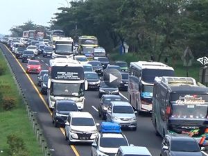 Video: One Way Disetop, Tol Cipali Padat Merayap