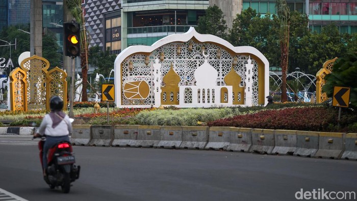 Ornamen Sambut Idul Fitri Hiasi Kawasan Bundaran HI Sejumlah pengendara melintas di depan hiasan menyambut Idul Fitri 1444 H di kawasan Bundaran Hotel Indonesia, Jakarta, Jumat (21/4/2022). Besok, Sabtu (22/4) umat muslim di Indonesia merayakan hari raya Idul Fitri 1444 H.