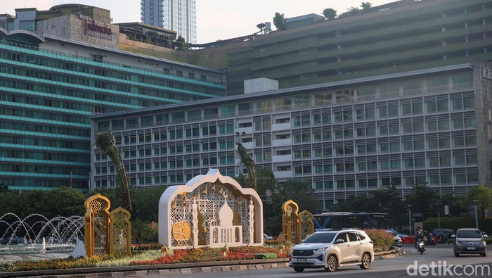 Ornamen Sambut Idul Fitri Hiasi Kawasan Bundaran HI Sejumlah pengendara melintas di depan hiasan menyambut Idul Fitri 1444 H di kawasan Bundaran Hotel Indonesia, Jakarta, Jumat (21/4/2022). Besok, Sabtu (22/4) umat muslim di Indonesia merayakan hari raya Idul Fitri 1444 H.