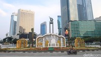 Dekorasi tersebut berbentuk masjid yang dihiasi dengan aneka ragam bunga. 