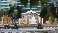 Hiasan ini menjadi daya tarik bagi pengendara yang melintas. 