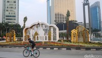 Hiasan ini dibuat oleh Pemprov DKI Jakarta dalam rangka menyambut Idul Fitri 1444 H. 