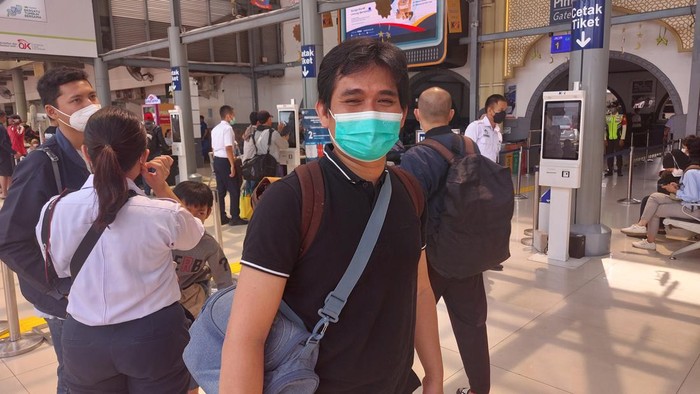 Para pemudik yang baru pulang kampung pada H-1 Lebaran, Jumat (21/4/2023).