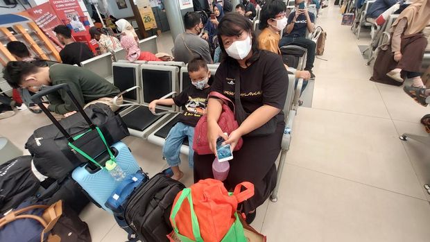 Para pemudik yang baru pulang kampung pada H-1 Lebaran, Jumat (21/4/2023).