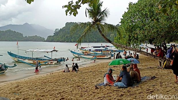 Pasir putih Karanggongso di Jalur Pansela