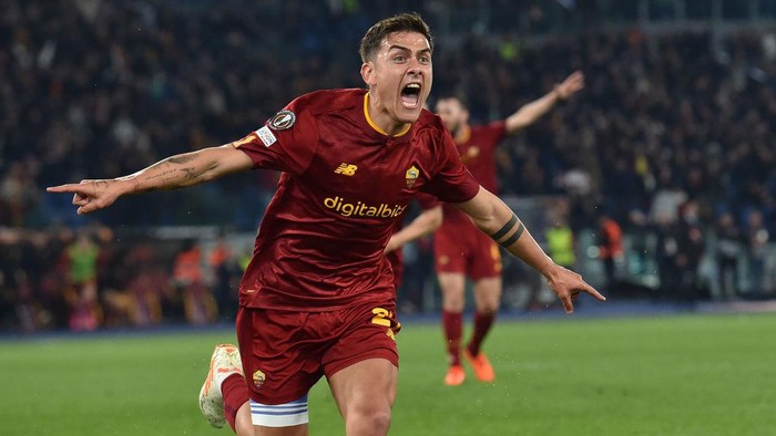 ROME, ITALY - APRIL 20:  Paulo Exequiel Dybala of AS Roma celebrates after scoring goal 2-1 during the UEFA Europa League quarterfinal second leg match between AS Roma and Feyenoord at Stadio Olimpico on April 20, 2023 in Rome, Italy.  (Photo by Giuseppe Bellini/Getty Images)