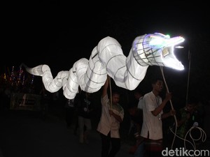Nyentrik! Malam Takbiran di Buluroto Blora Arak Lampion Ogoh-ogoh