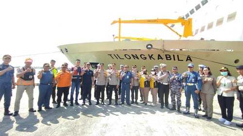 Wakapolda Bali Brigjen Ketut Suardana dengan tim gabungan di depan KM Tilongkabila di Pelabuhan Benoa, Kota Denpasar, Jumat (21/4/2023).