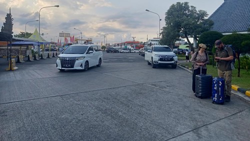 Kendaraan wisdom yang mulai masuk Bali melalui Pelabuhan Gilimanuk, Kecamatan Melaya, Kabupaten Jembrana, Jumat (21/4/2023).