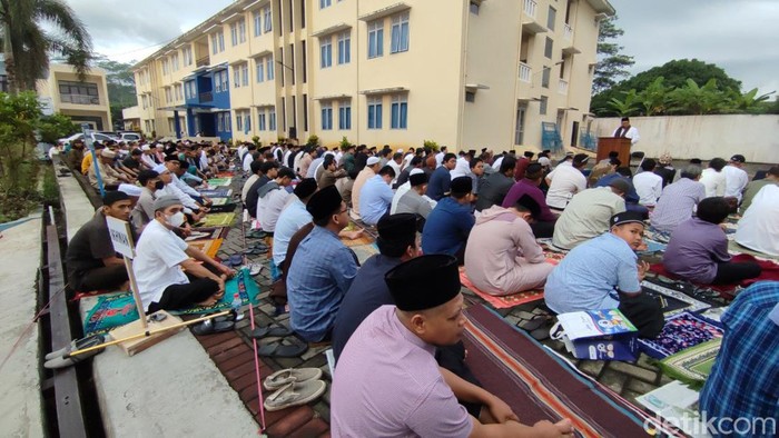 Pelaksanaan Salat Id Muhammadiyah Ciamis di halaman kampus STikes Muhammadiyah Ciamis.