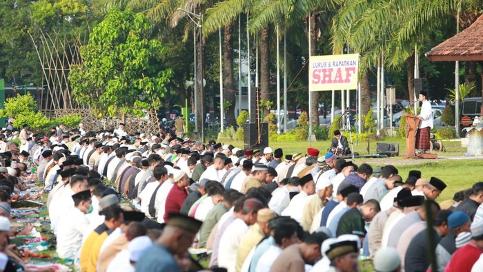Pelaksanaan salat Id warga Muhammadiyah di Banyuwangi yang difasilitasi pemkab setempat