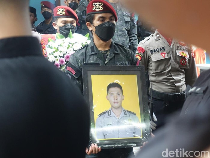 Pemakaman Briptu (Anumerta) Dhendri Ahmad Septian di Padukuhan Tapansari, Candibinangun, Pakem, Sleman, Jumat (21/4/2023).