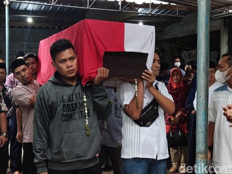 Pemakaman Briptu (Anumerta) Dhendri Ahmad Septian di Padukuhan Tapansari, Candibinangun, Pakem, Sleman, Jumat (21/4/2023).