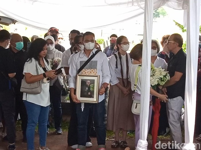 Pemakaman Carlo Saba di TPU Tanah Kusir, Jumat (21/4/2023) dihadiri keluarga dan personel Kahitna.