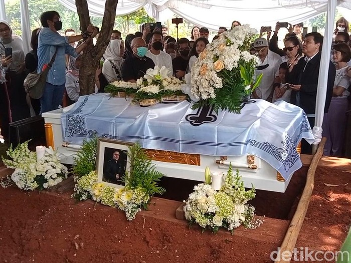 Pemakaman Carlo Saba di TPU Tanah Kusir, Jumat (21/4/2023) dihadiri keluarga dan personel Kahitna.