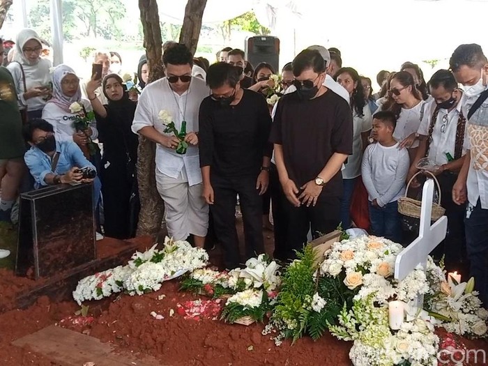 Pemakaman Carlo Saba di TPU Tanah Kusir, Jumat (21/4/2023) dihadiri keluarga dan personel Kahitna.