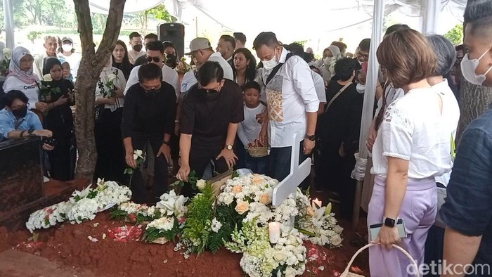Pemakaman Carlo Saba di TPU Tanah Kusir, Jumat (21/4/2023) dihadiri keluarga dan personel Kahitna.