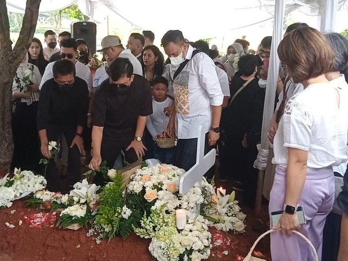 Pemakaman Carlo Saba di TPU Tanah Kusir, Jakarta Selatan, dihadiri oleh personel Kahitna pada Jumat (21/4/2023).